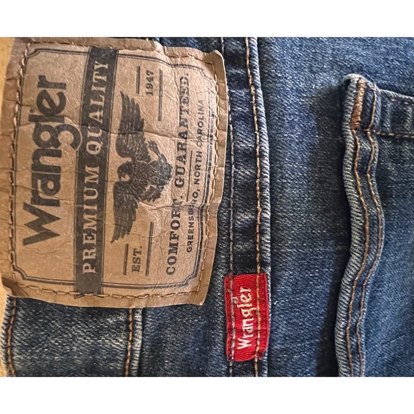 Wrangler Men Jeans Dark Wash Straight Fit Classic Comfort Waist 38x30 - Picture 3 of 4